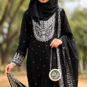 কারুকাজ করা থ্রি-পিস